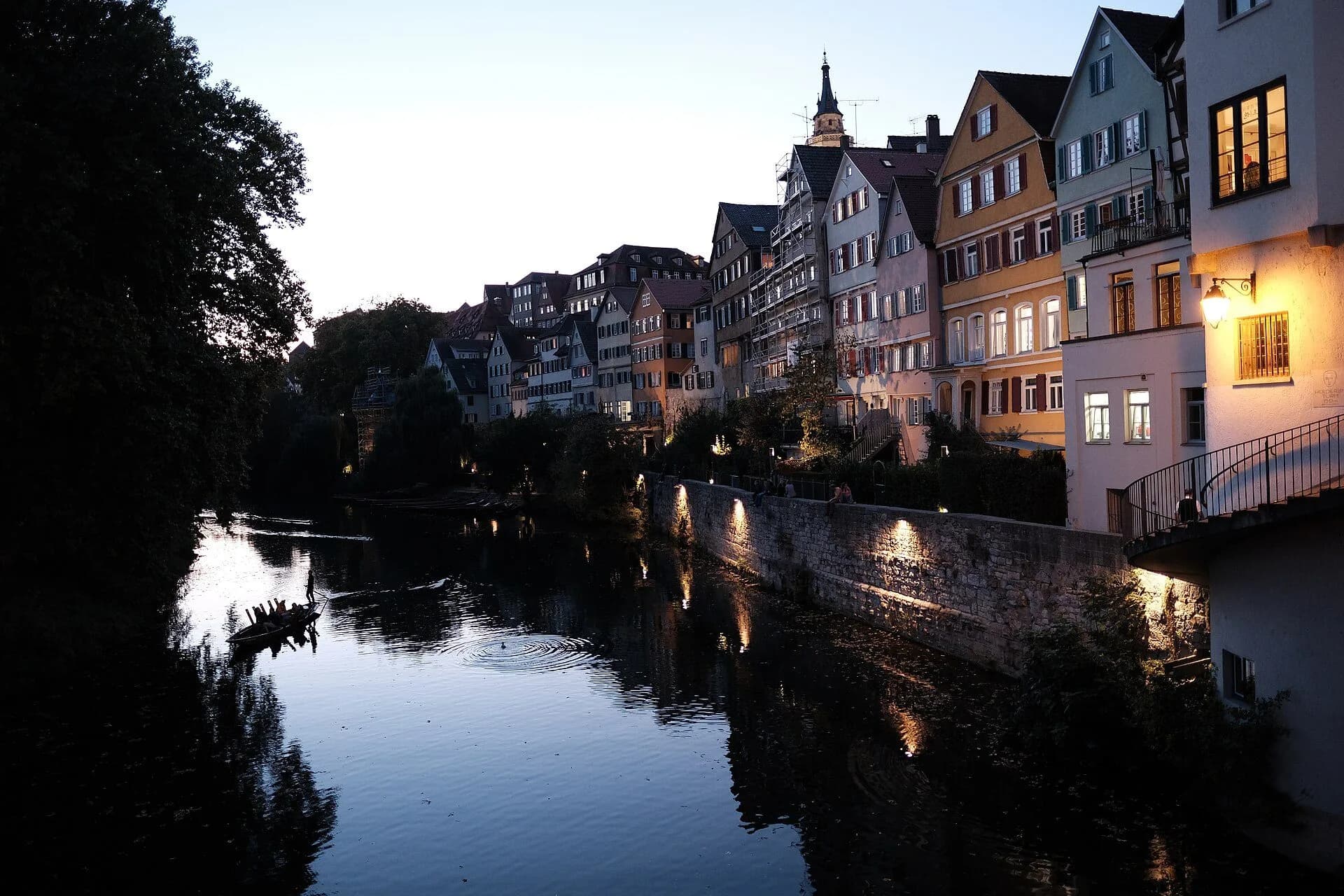 Tübingen, Neckar kıyısı: Stiftskirche ve eski şehir evleri