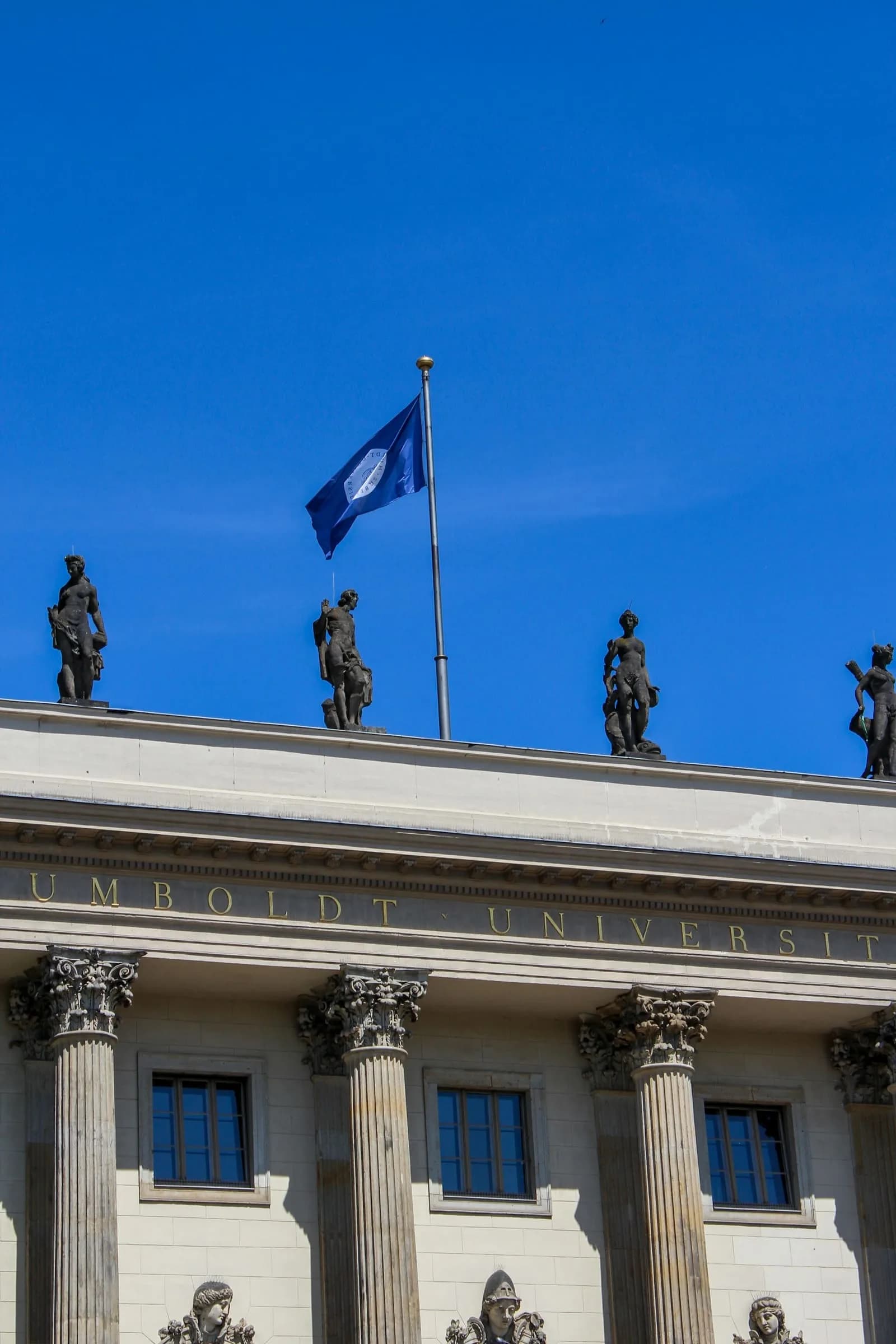 Berlin'deki Humboldt Üniversitesi'nin heykelli tarihi cephesi
