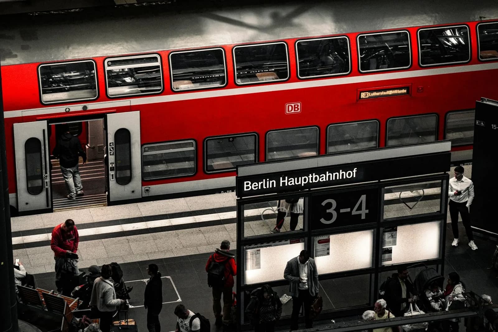Berlin Ana Tren İstasyonu'nda kırmızı çift katlı tren