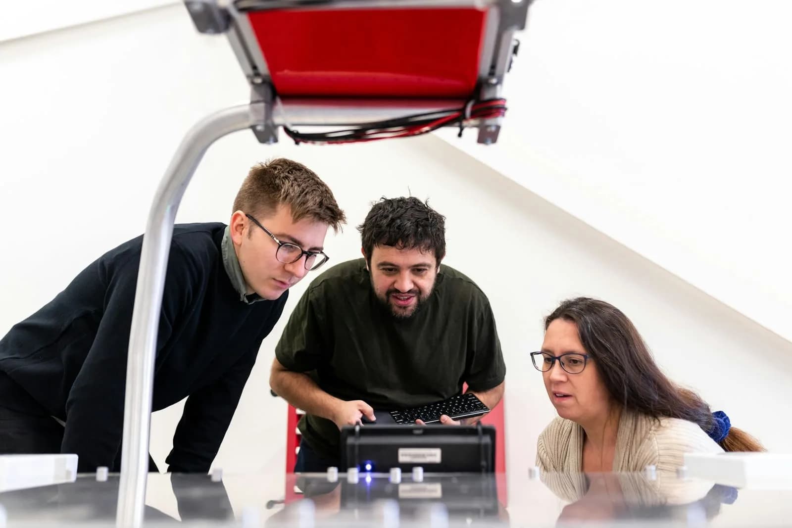 Uygulamalı laboratuvarda robotik proje üzerinde çalışan iki mühendis